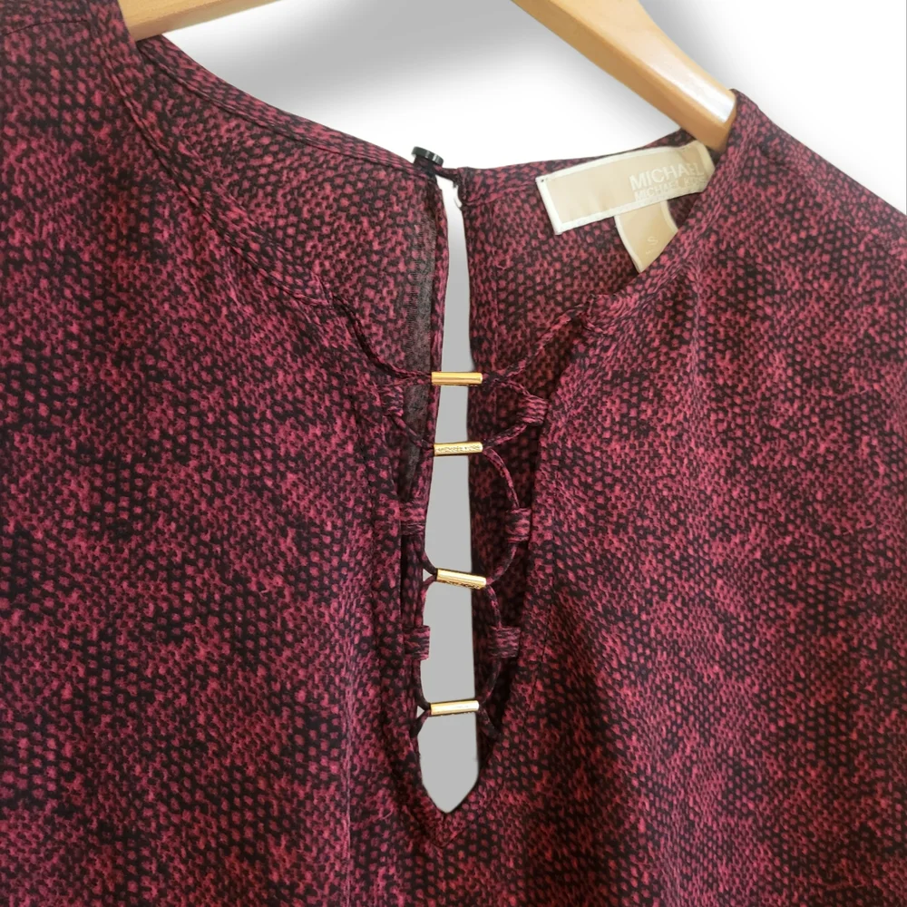 🌿-Michael Kors Small Burgundy Snakeskin Blouse Gold Hardware Keyhole Bodice